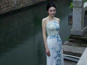 伊人婷婷(水中伊人婷婷立，风姿绰约惹人怜)