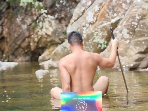 黑皮体育生Gay裸体洗澡男同【黑皮体育生与男同裸体洗澡，会擦出怎样的火花？】